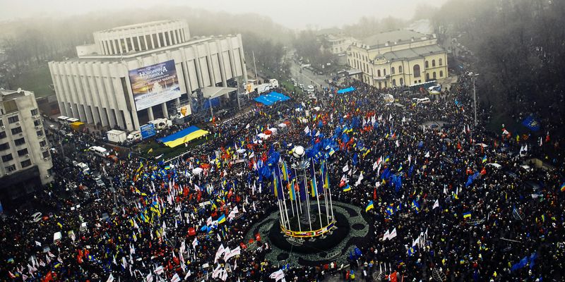 Революция, которая определила судьбу Украины: знаковые фото с Майдана 2013 года