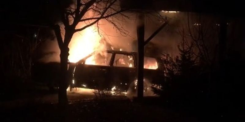 Украинскому журналисту ночью сожгли сразу два авто: видео