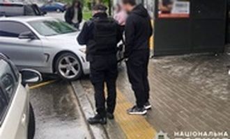 В Киеве авто въехало в остановку, пострадала военнослужащая