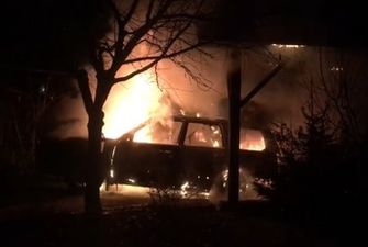 Украинскому журналисту ночью сожгли сразу два авто: видео