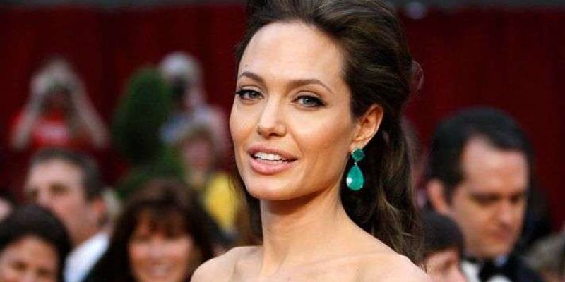 Анджелина Джоли в образе платиновой блондинки прошлась по воде