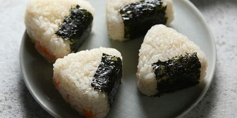 Онигири – рисовые треугольнички с начинкой: блогер показала, как приготовить кулинарную новинку/Побалуйте себя и своих близких необычным блюдом