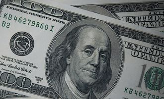 В НБУ пояснили рост курса доллара возобновлением международной помощи Украине