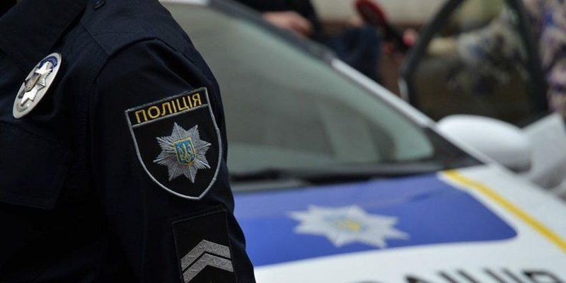 Осталась в машине одна: под Киевом мужчина ограбил 8-летнюю девочку