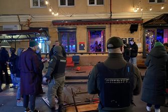 В центре Киева десятки неизвестных в масках разгромили бар: фото и видео