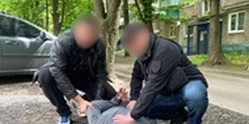 В Харькове задержали хулигана, ранившего людей на транспортной остановке