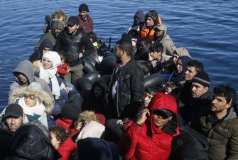 Испанские спасатели сняли с двух лодок более 200 нелегальных мигрантов