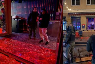 Праворадикалы разбили бар "Хвильовий" в Киеве: полиция призвала напуганных посетителей "стать адекватными"