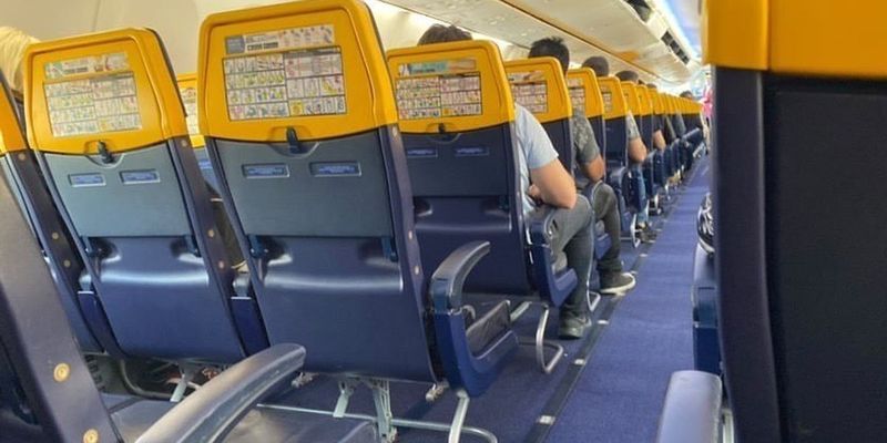 Разгуливают в носках по моче: стюардесса рассказала о странных привычках пассажиров самолета