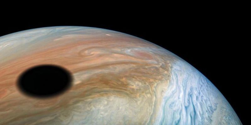 NASA показало фото солнечного затмения на Юпитере