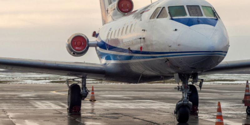На борту десятки пассажиров: в России у самолета в воздухе отказал двигатель