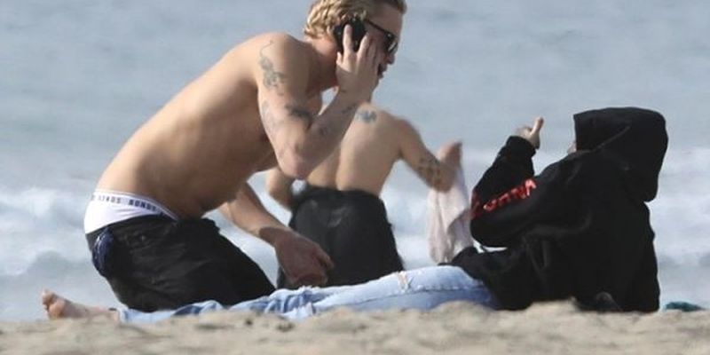 Майлі Сайрус з новим бойфрендом відпочиває на пляжі
