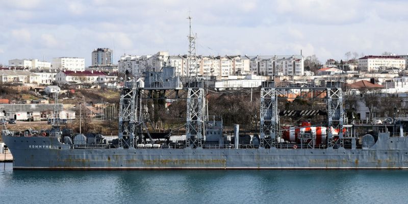 ВСУ атаковали раритетный корабль ЧФ РФ: появились спутниковые снимки после удара в Крыму
