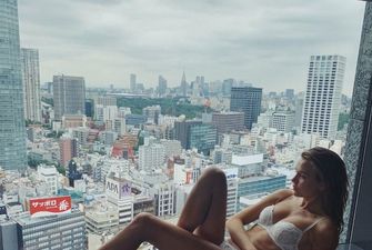 На фоні мегаполісу: сексуальна Жозефін Скрівер сфотографувалася в білизні у вікні будинку