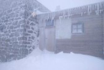 У Карпати прийшла "зима": сніжить і тримається мороз