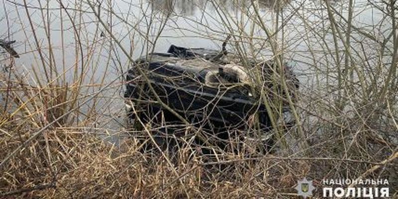 На Хмельнитчине автомобиль слетел в пруд: погибли двое мужчин