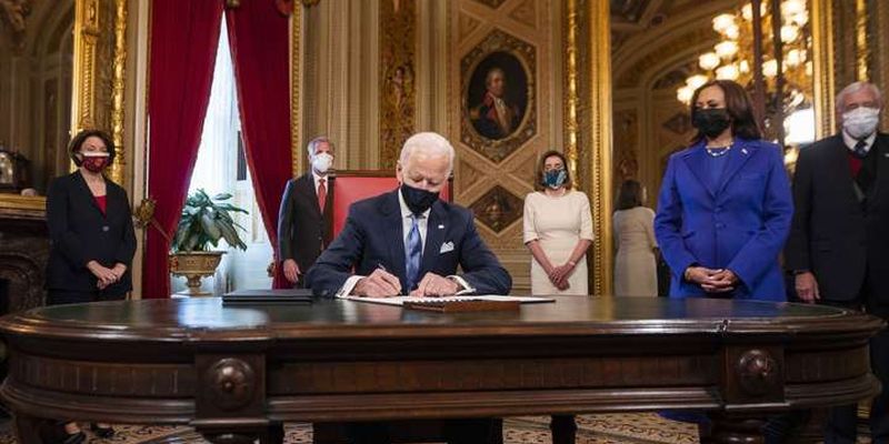 Байден підписав перші розпорядження на посаді президента США