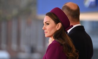 Кейт Миддлтон появилась на публике в роскошном фиолетовом пальто и украшениях принцессы Дианы