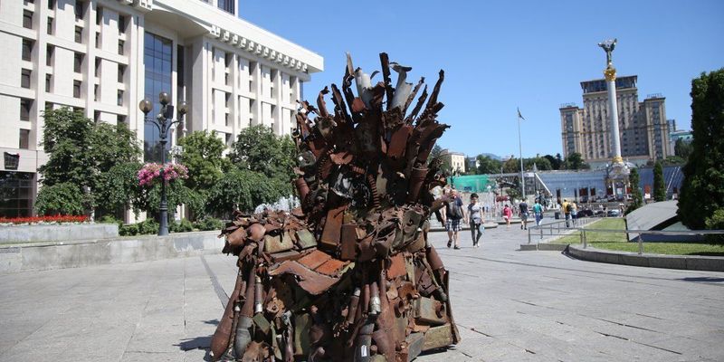 Арт-объект из обломков снарядов установили на Майдане Независимости