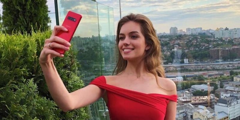 Дружина Комарова згадала, що вона "Міс Україна" і показала зухвале фото: "Не втратила кваліфікацію?"