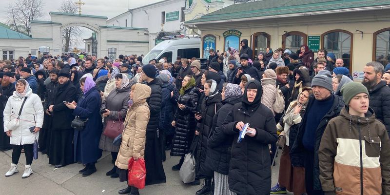 Много верующих и полиции: свежие кадры из Киево-Печерской лавры