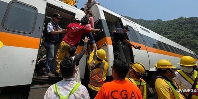 На Тайване в крушении поезда погибли десятки людей