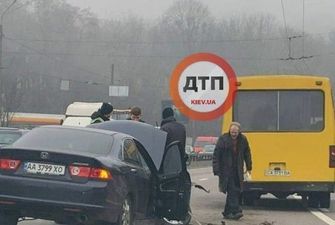 В Киеве водитель протаранил маршрутку: опубликованы фото серьезного ДТП