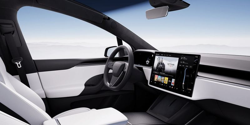 Tesla вернула круглый руль для своих электромобилей