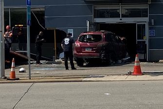 В США автомобиль влетел в здание клиники, трое погибших