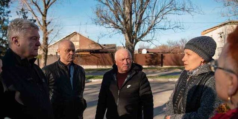Порошенко привез помощь херсонским военным и встретился с родными погибших в Сиреневом парке. Фото