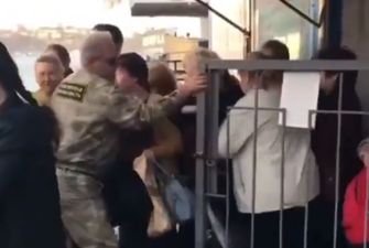 "Загнали, как в стойло": в сети появилось показательное видео из Крыма