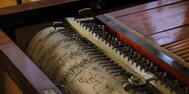 Оживити дотиком руки: у Львові відкрили виставку музичних інструментів 18 століття