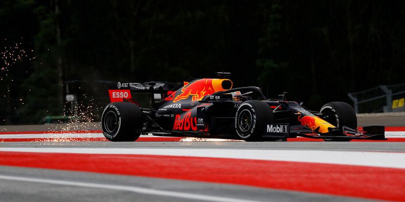 Трех пилотов Формулы-1 развернуло на первом же повороте на Гран-при Австрии