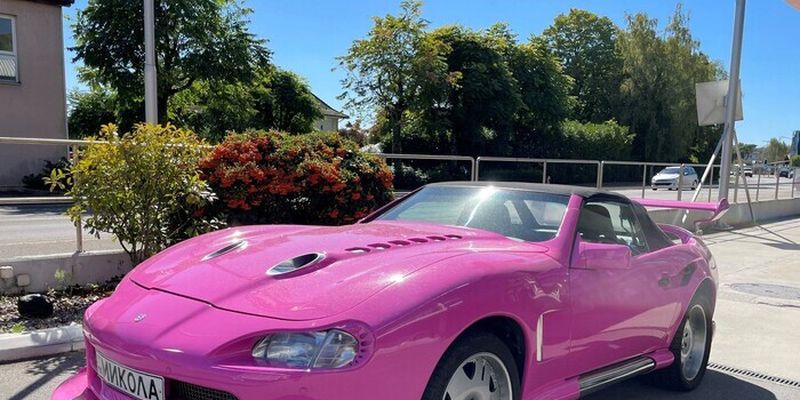 Українець продає у Швейцарії унікальний рожевий Mercedes