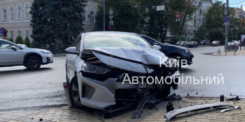 Водій електромобіля Hyundai IONIQ влаштував пʼяне ДТП у центрі Києва