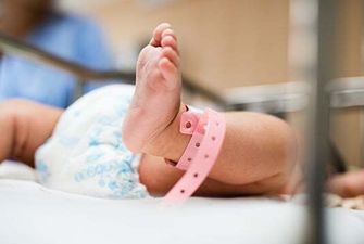 Заснула після годування: в Італії немовля померло під вагою своєї матері