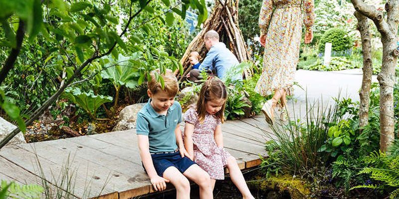 Принц Джордж, принцесса Шарлотта и принц Луи помогают Кейт Миддлтон в саду: новые фото королевской семьи