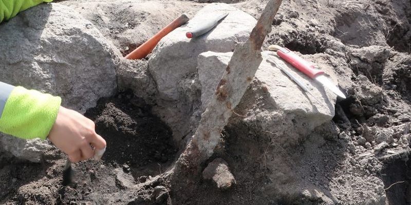 Со времен викингов. Археологи нашли два меча на древнем кладбище