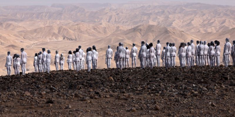 Фотограф зібрав 200 голих людей біля Мертвого моря, щоб показати екокатастрофу