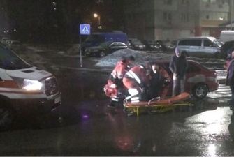 В Киеве мужчину сбили сразу два автомобиля: фото