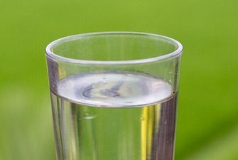 Чому не можна пити воду перед сном і якщо сеча лимонадна: 5 випадків, коли рідина зашкодить