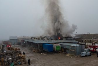 Крупный пожар под Днепром: горел склад автомобильных запчастей