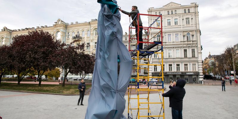 В Киеве возле Национальной оперы Украины появились «Непредвиденные обстоятельства» Михаила Деяка