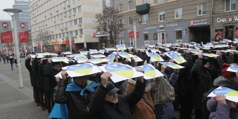 Днипро отметил День Соборности флешмобом с сине-желтыми сердцами