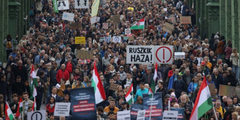 Угорщина палає: тисячі людей зі смолоскипами вимагають відставки Орбана. Чи скористається опозиція слабкістю друга Путіна