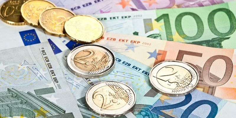 Євро й долар здорожчали: курс валют на 15 грудня