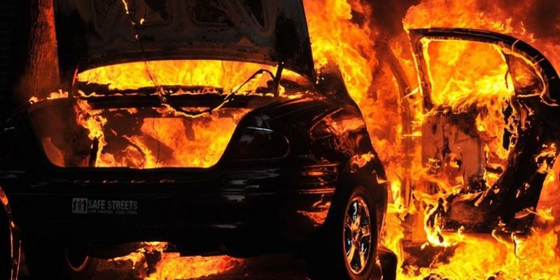 Огонь перебросился на постройки кооператива: Ночью в Одессе горел автомобиль