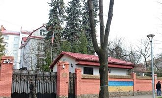 В ограждение консульства РФ во Львове бросили «коктейль Молотова»