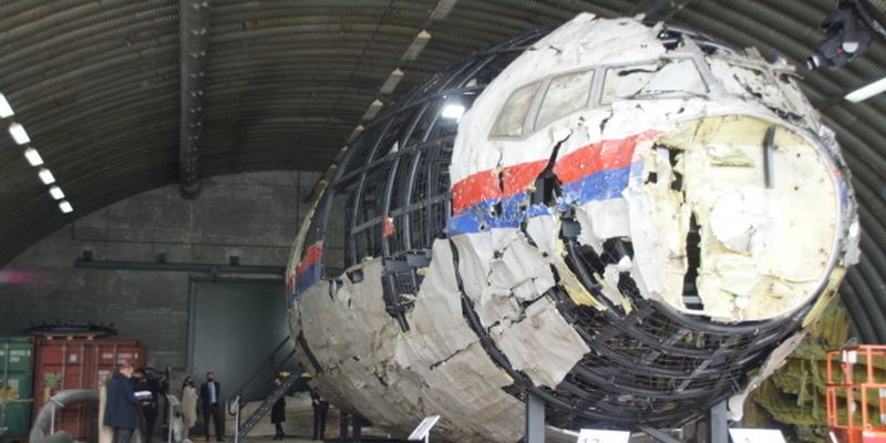 Родные погибших рейса МН17 посетили авиабазу, где хранят обломки и реконструкцию самолета