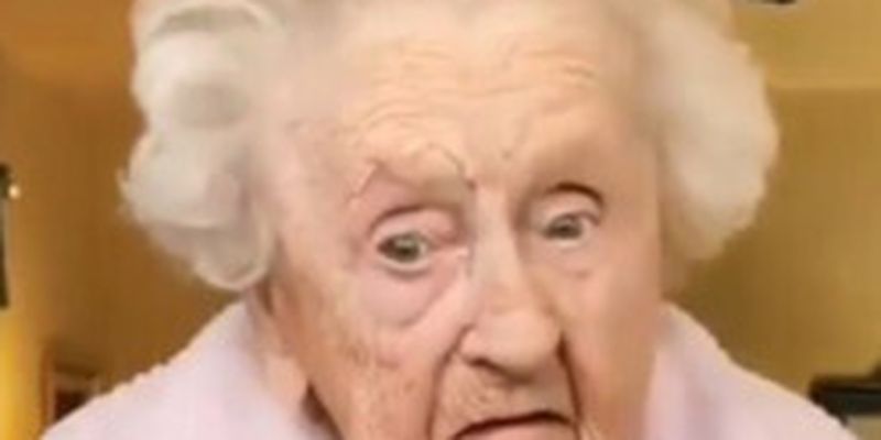 104-летняя бабушка повторила популярный тренд и стала звездой сети